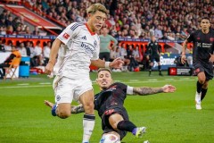 姆巴佩祝贺登贝莱获金球奖：足球场上的友情与荣誉瞬间